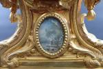 Petite pendule de style Louis XVI en bronze doré à...