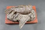 Presse-papier représentant un oiseau mort en bronze sur socle en...