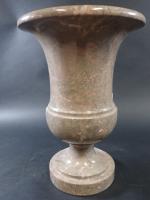Vase Médicis en marbre veiné. 
H : 41 cm, Diam...