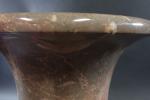 Vase Médicis en marbre veiné. 
H : 41 cm, Diam...