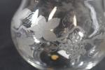 BACCARAT : Bonbonnière en cristal gravé d'une frise de pampre...