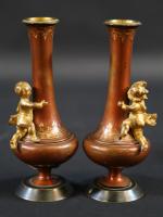Paire de petits vases en bronze à deux patines ornés...