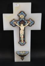 Crucifix bénitier en onyx, laiton et bronze à émaux cloisonnés...