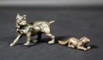 Deux sujets en bronze : Bull-dog. Long : 10 cm,...