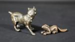 Deux sujets en bronze : Bull-dog. Long : 10 cm,...