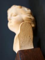 LE GULUCHE Joseph (1849-1915) : Buste de fillette sur socle...