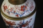 BAYEUX : Lampe à huile en porcelaine à décor polychrome...