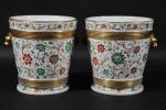 Paire de cache-pots en porcelaine d'époque Restauration à décor polychrome...