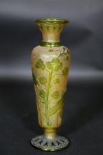Vase sur piédouche en verre à décor végétal vert en...