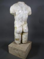 Statue masculine en marbre représentant un homme nu sexué. Art...
