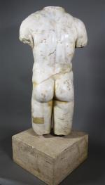Statue masculine en marbre représentant un homme nu sexué. Art...