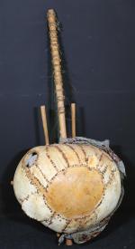 AFRIQUE : Kora. Instrument de musique à cordes en bois...