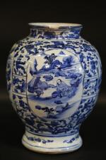 CHINE : Pot de forme balustre en porcelaine blanche décorée...