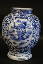 CHINE : Pot de forme balustre en porcelaine blanche décorée...