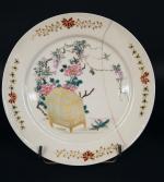 CHINE : Trois assiettes en porcelaine à décor polychrome de...