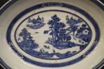 CHINE : Bassin ovale en porcelaine à décor en camaieu...