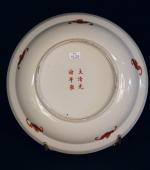 CHINE : Plat rond creux en porcelaine à décor rouge...