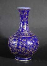 CHINE : Vase balustre en porcelaine bleu poudrée d'or à...