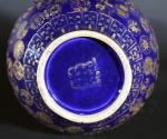 CHINE : Vase balustre en porcelaine bleu poudrée d'or à...