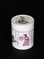 CHINE : Boite cylindrique en porcelaine style de la Famille...