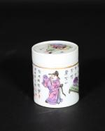 CHINE : Boite cylindrique en porcelaine style de la Famille...