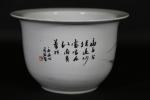 CHINE : Cache-pot en porcelaine à décor polychrome d'un paysage...