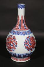 CHINE : Vase de forme bouteille en porcelaine blanche décorée...
