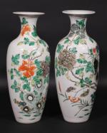 CHINE : Paire de vases en porcelaine à décor polychrome...