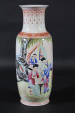 CHINE : Vase à épaulement en porcelaine à décor polychrome...