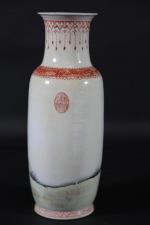 CHINE : Vase à épaulement en porcelaine à décor polychrome...