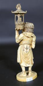 JAPON - Okimono en ivoire sculpté incrusté représentant Nyo debout...