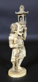 JAPON - Okimono en ivoire sculpté incrusté représentant Nyo debout...