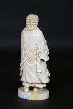 JAPON - Okimono en ivoire à patine jaune représentant Bouddha...