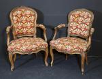Deux fauteuils cabriolets d'époque Louis XV en bois naturel mouluré...