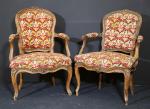 Deux fauteuils cabriolets d'époque Louis XV en bois naturel mouluré...