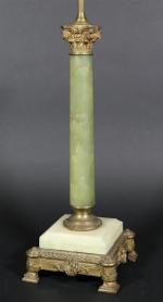 Lampe colonne en onyx, monture en bronze à décor de...
