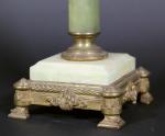 Lampe colonne en onyx, monture en bronze à décor de...
