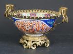 Coupe en porcelaine du Japon à décor floral en réserve...