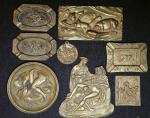 CURIOSA : Huit plaques ou cendriers en bronze à décor...