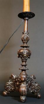 Pique-cierge d'époque XVIII's en bois sculpté de feuilles d'acanthes et...