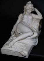 D'après CLODION : Pendule en marbre blanc sculpté à décor...