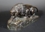 D'après BONHEUR Isidore : Lion aux agnets. Bronze patiné, signé....