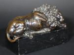 D'après Antonio CANOVA : Lion couché. Bronze patiné d'époque XIX's...