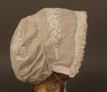 Ile de France : Bonnet en mousseline orné d'une large...