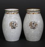 DAHL-JENSEN - COPENHAGUE : Paire de vases en porcelaine craquelée...