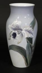 ROYAL COPENHAGUE : Vase en porcelaine à décor d'une orchidée,...