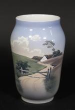 ROYAL COPENHAGUE : Vase en porcelaine à décor d'un paysage...