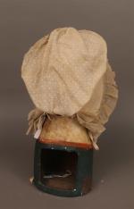 Beauce : Bonnet en mousseline brodée de pois, cerne rigidifié...