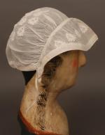 Anjou : Bonnet en mousseline avec large broderie de semis...