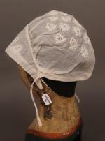 Anjou : Bonnet en mousseline avec large broderie de semis...